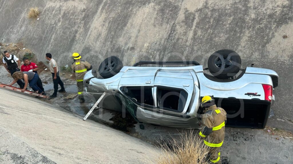 Pierde el control y cae al río con todo y camioneta en Leónº