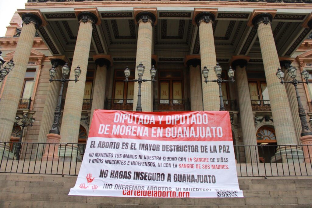 Cártel del Aborto deja mantas en sitios clave de Guanajuato capital