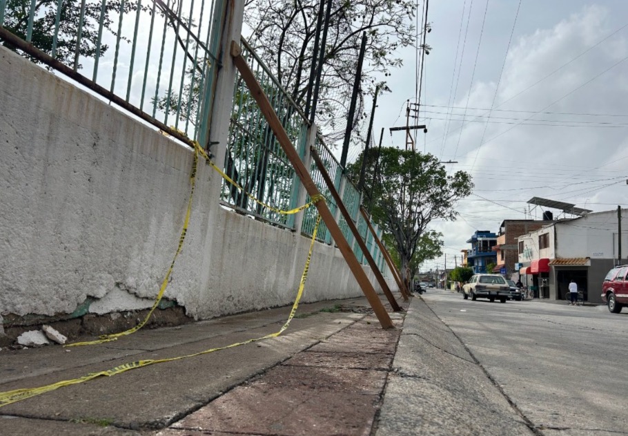 ¡A punto de colapsar! Barda pone en riesgo a niños y peatones en León