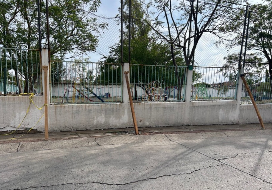 ¡A punto de colapsar! Barda pone en riesgo a niños y peatones en León