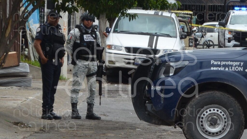 ¡Se salvó de milagro! Víctima de ataque armado se esconde debajo de su camioneta en León
