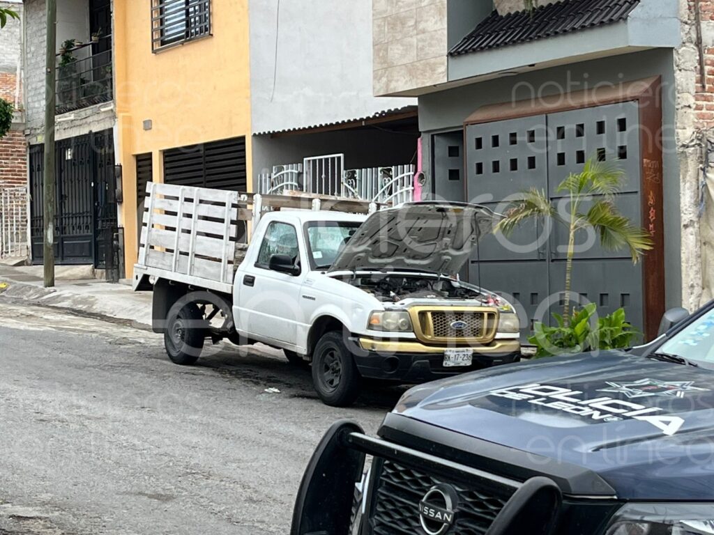 ¡Se salvó de milagro! Víctima de ataque armado se esconde debajo de su camioneta en León