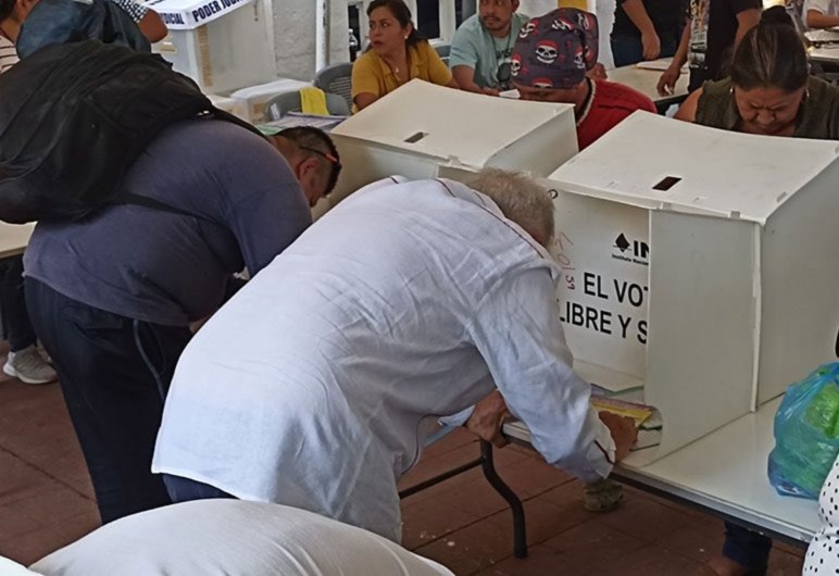 Reaparece expresidente AMLO para participar en la elección judicial