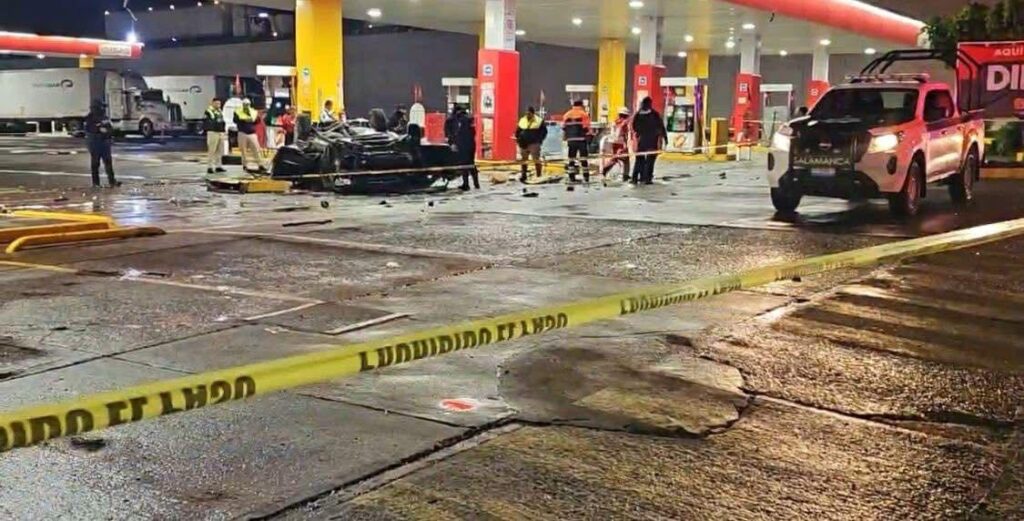 Volcadura en gasolinera deja tres muertos en Salamanca; iban a exceso de velocidad