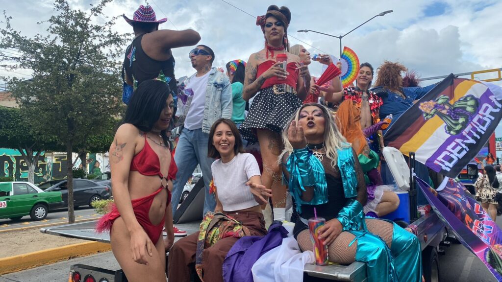“Te acepto tal como eres”: padres de León se suman a la marcha Pride 2025
